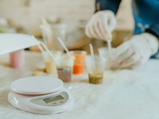 Warum sich manche perlmuttartige Glimmerpulver in niedrigviskosen Harzen schneller absetzen
