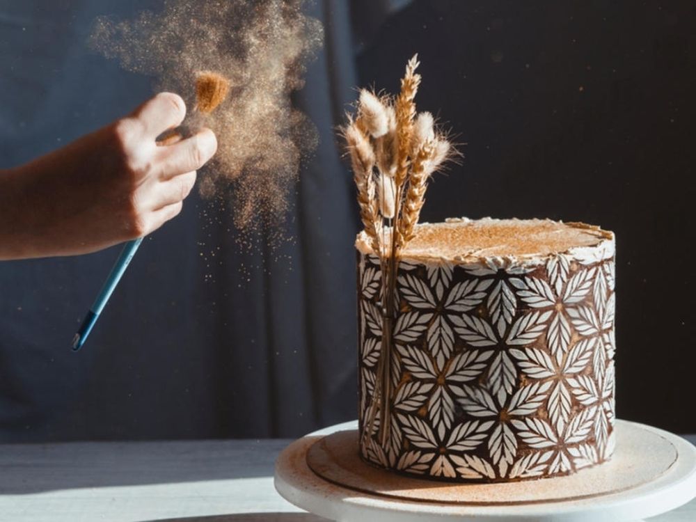 Wie man essbaren Glitzer auf Kuchen verwendet
